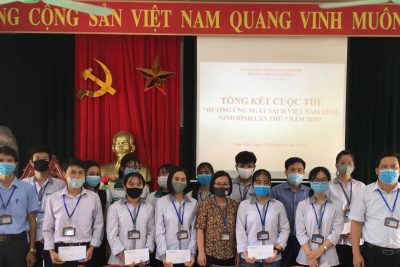 Thầy và trò trường THPT Gia Viễn C hưởng ứng: “Ngày Sách Việt Nam tỉnh Ninh Bình lần thứ 7 năm 2020”.